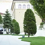 Iaki Conference & Hotel